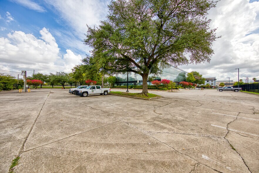 More Photos Of 1300 N Sam Houston Pky E, Houston Office Residential For Lease