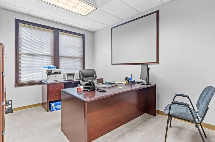 More Photos Of 9963 Crosspoint Blvd, Indianapolis Office For Sale