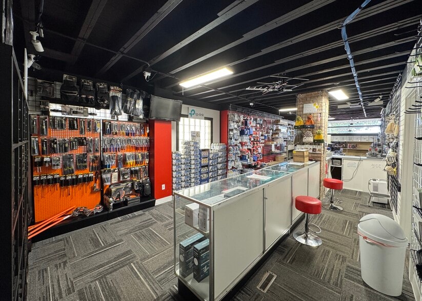 More Photos Of 121 S State St, Belvidere Flex For Sale