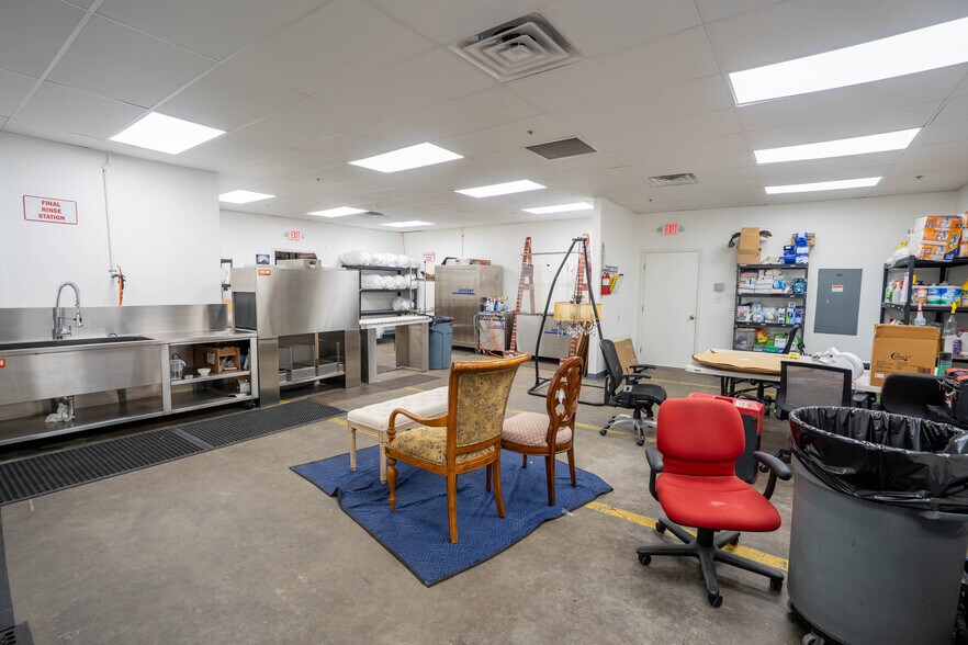 More Photos Of 5501-5519 Pioneer Park Blvd, Tampa Distribution For Lease