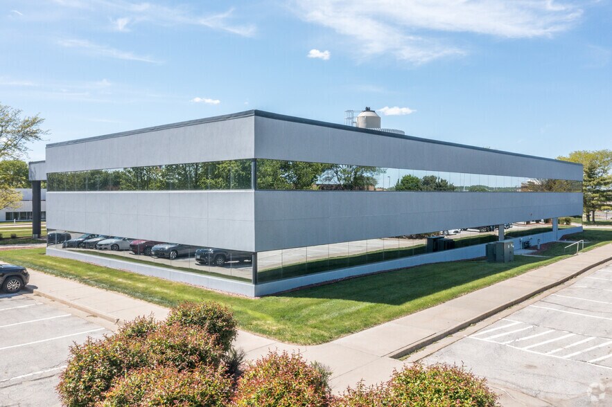 More Photos Of 1701 48th St, West Des Moines Office For Lease