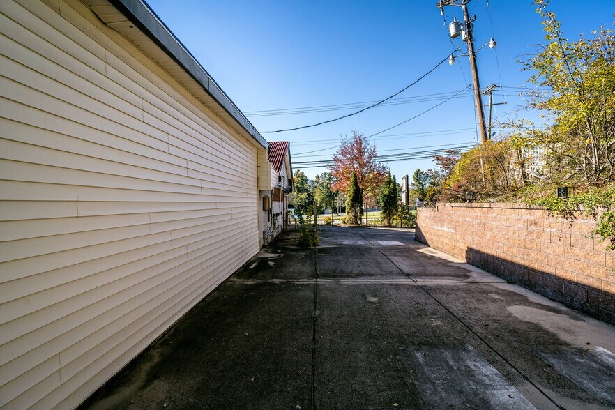 More Photos Of 2323 W Main St, Waynesboro General Retail For Sale