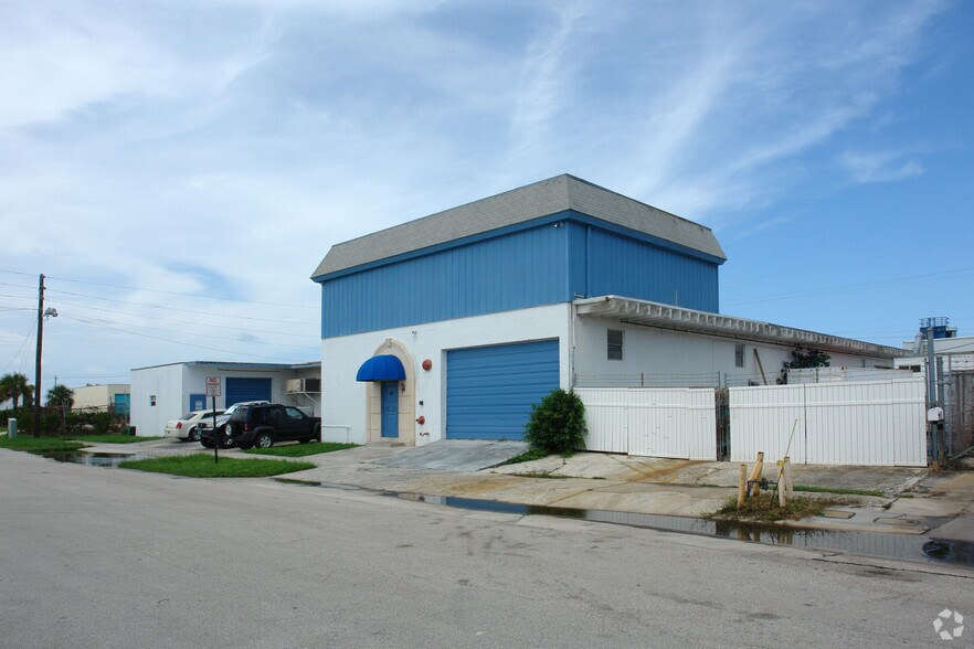 More Photos Of 117 Reed Rd, Lake Park Warehouse For Sale