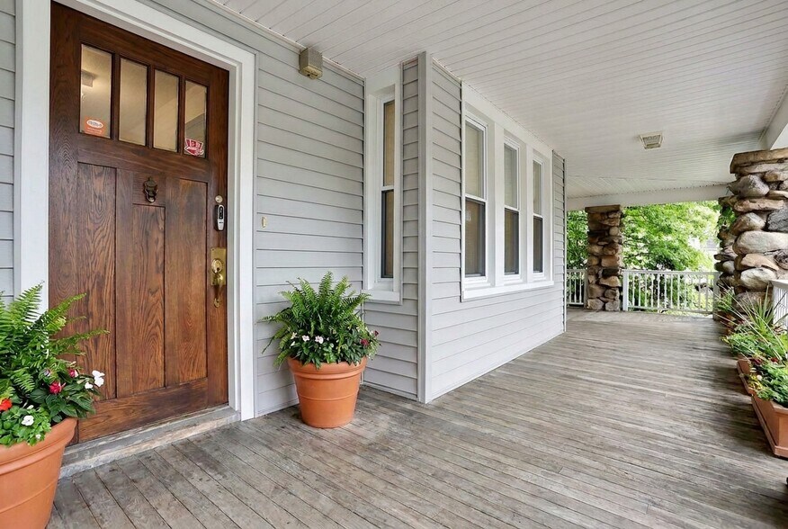 More Photos Of 22 S Madison Ave, Spring Valley Office For Sale