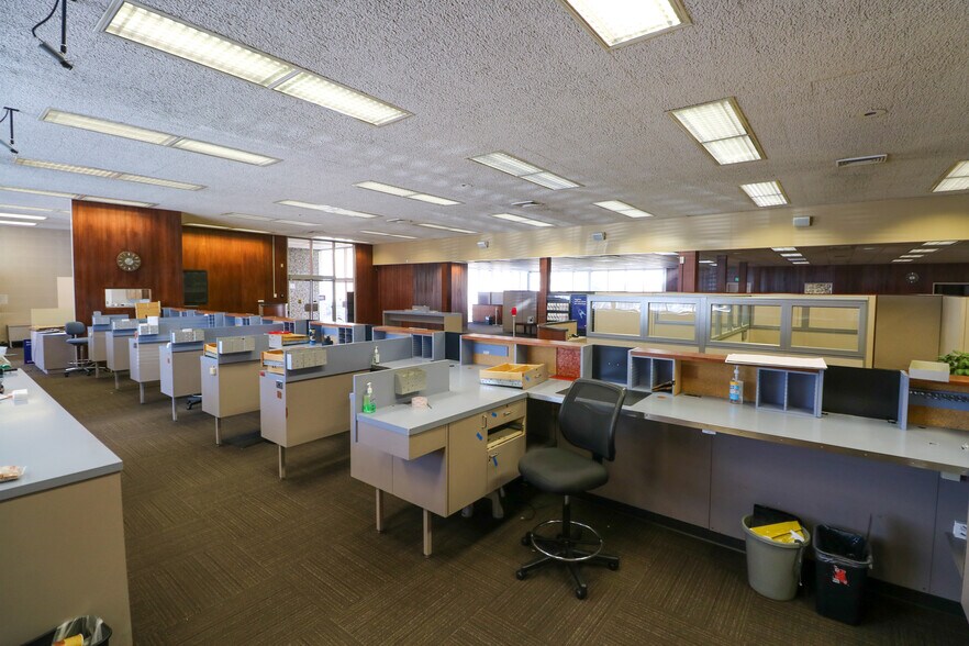 More Photos Of 619 SE Main St, Roseburg Bank For Sale
