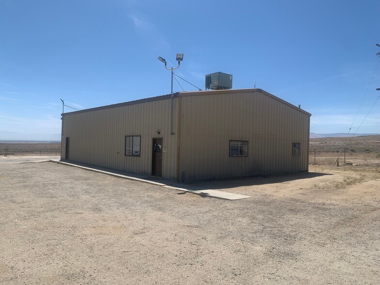 More Photos Of 330 Industrial Way, Taft Warehouse For Lease