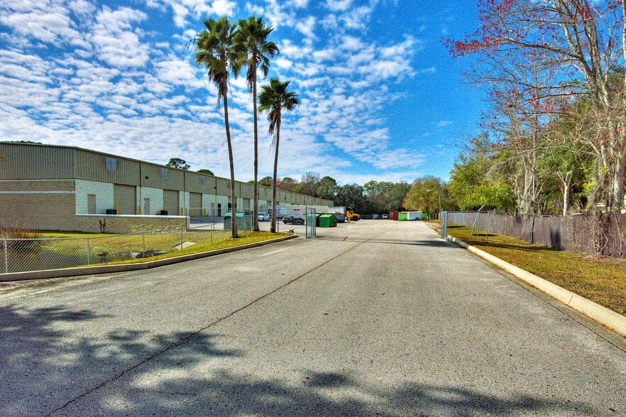 More Photos Of 11210 E Phillips Industrial Blvd, Jacksonville Warehouse For Lease