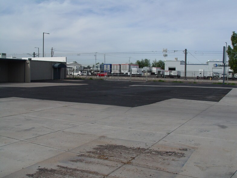 More Photos Of 3255 E Washington St, Phoenix Manufacturing For Lease