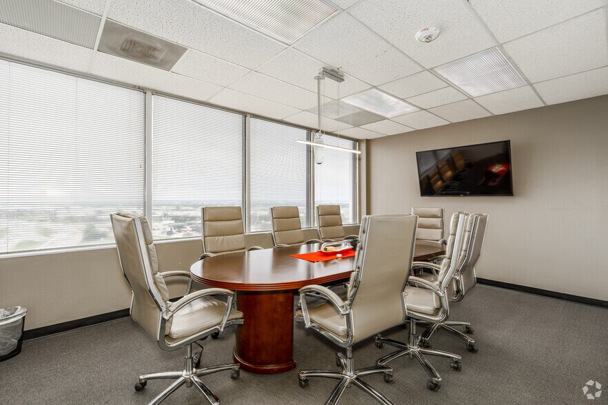More Photos Of 1111 W Mockingbird Ln, Dallas Office For Lease
