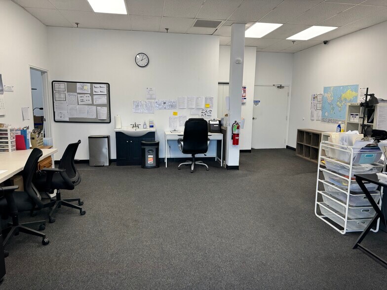 More Photos Of 150 Commerce Rd, Carlstadt Warehouse For Lease