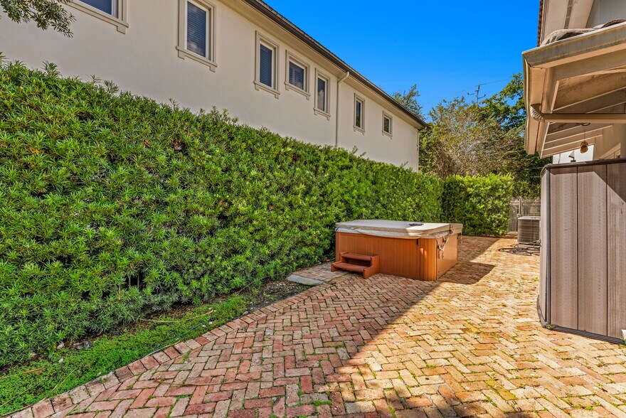 More Photos Of 4801 University Dr, Coral Gables Apartments For Sale