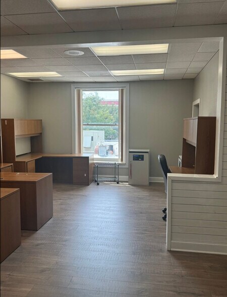 More Photos Of 122 W Madison St, Ottawa Office For Lease