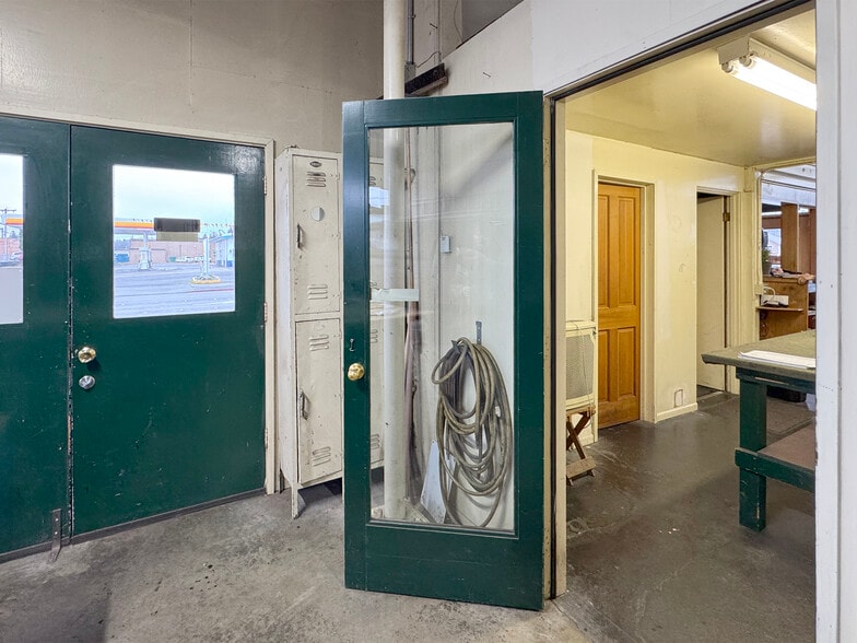 More Photos Of 833 E 1st St, Port Angeles General Retail For Sale