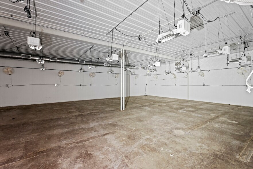 More Photos Of 57530 E Highway 59, Fairland Manufacturing For Sale