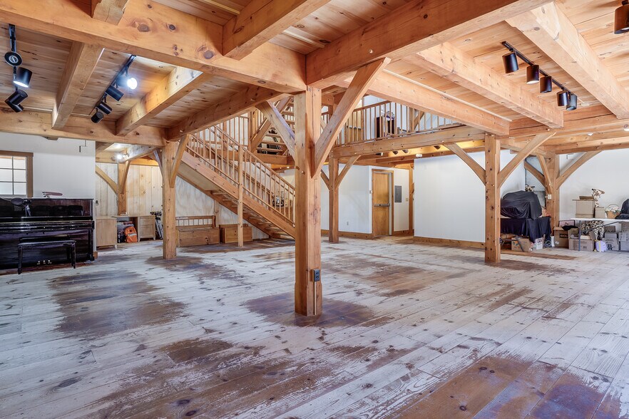 More Photos Of 3 Elm Hill Rd, Peterborough Freestanding For Sale