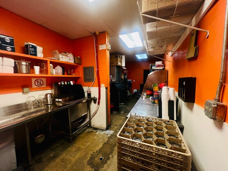 More Photos Of 403 N Jefferson St, La Grange Restaurant For Lease