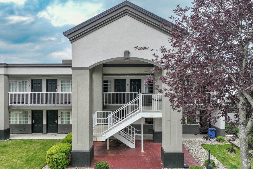 More Photos Of 5425 Clarkins Dr, Austintown Hotel For Sale