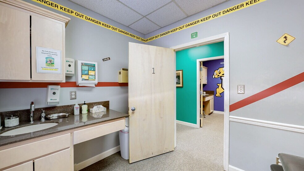 More Photos Of 1701 Spring St, Jeffersonville Medical For Sale