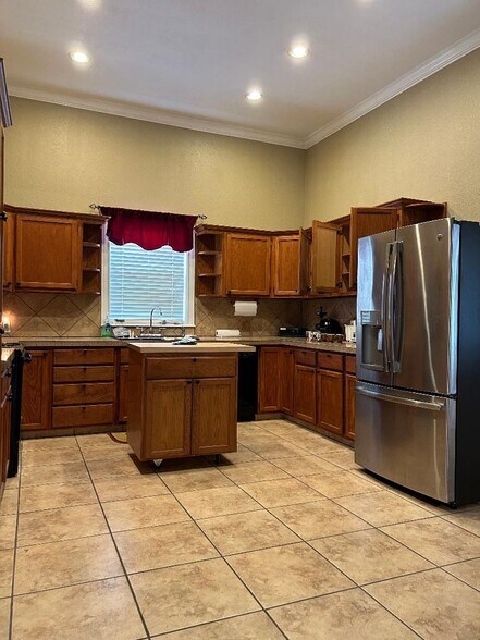 More Photos Of 309 N Lexington St, Manor Medical For Sale