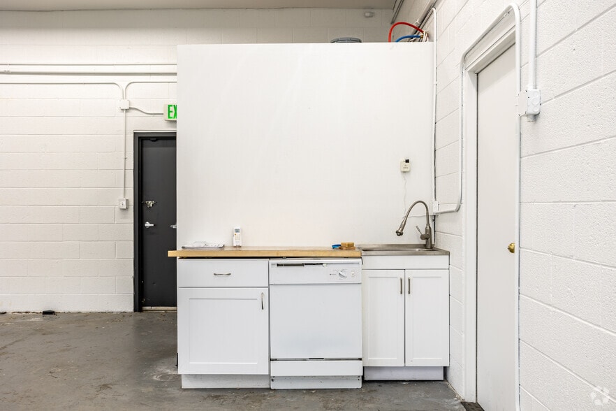 More Photos Of 776 W Baseline Rd, Lafayette Warehouse For Lease