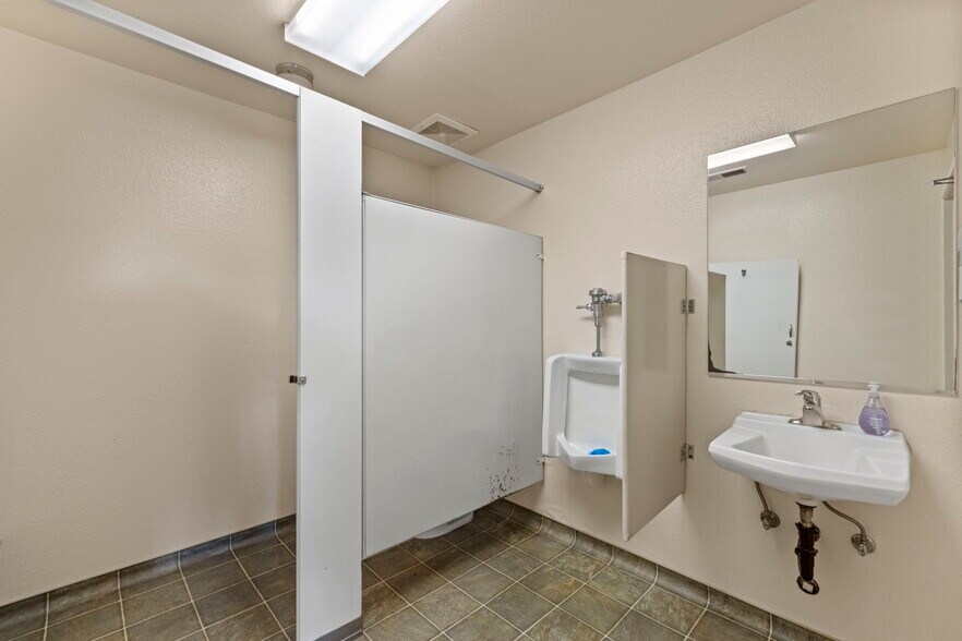 More Photos Of 1606 W Mineral King Ave, Visalia Office For Sale
