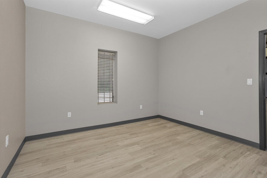 More Photos Of 11111 Neeshaw Dr, Houston Industrial For Sale