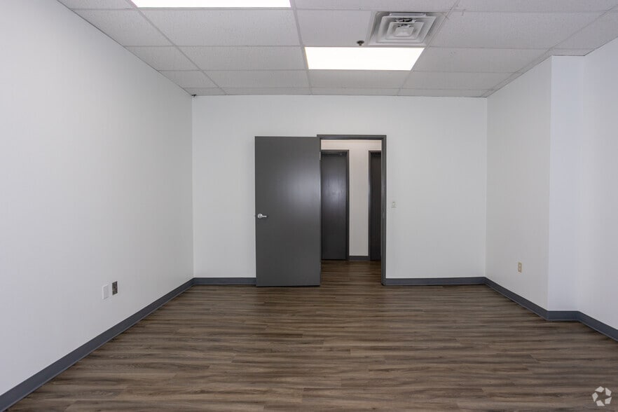 More Photos Of 2213 E Pioneer Dr, Irving Manufacturing For Lease