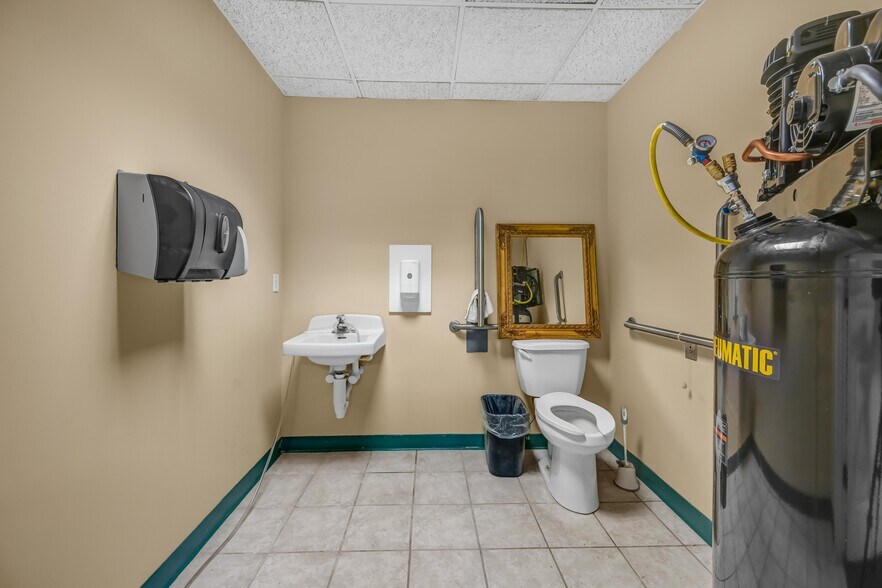 More Photos Of 2391 S Main St, Waterbury Showroom For Sale