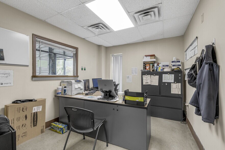 More Photos Of 122 McDougall Ct, Greenville Warehouse For Lease