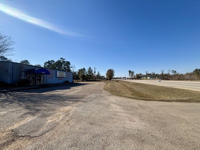 More Photos Of 1700 N Loop 336 E, Conroe Auto Repair For Lease