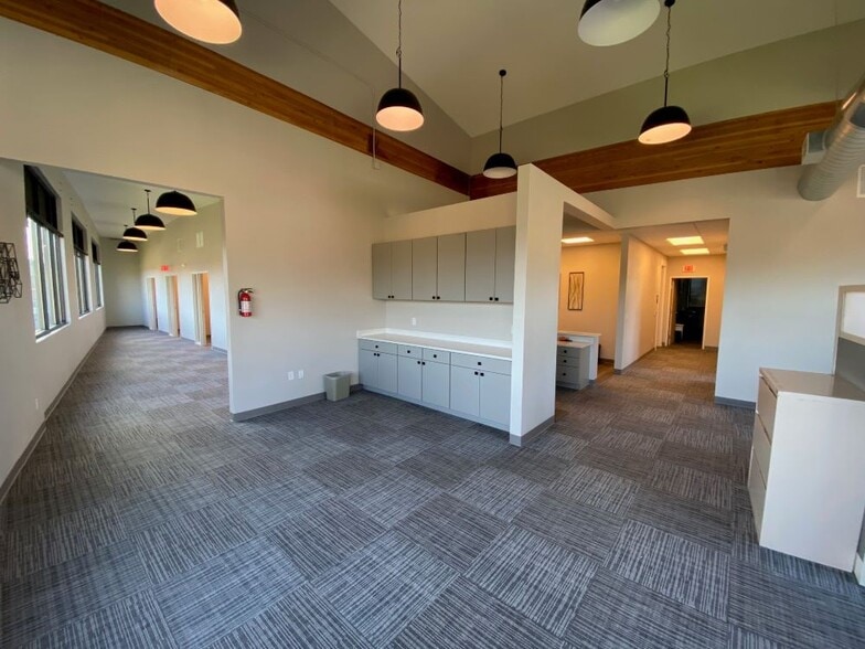 More Photos Of 735 E Clarendon St, Gladstone Office For Sale