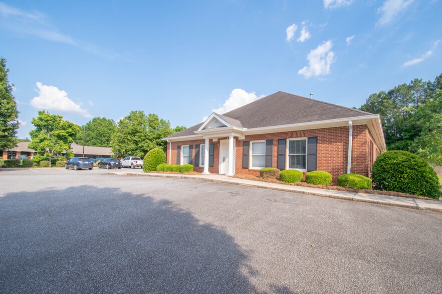 More Photos Of 385 Hawthorne Ln, Athens Medical For Lease