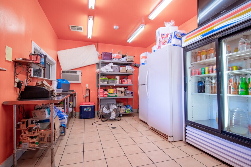 More Photos Of 518 Mill Ave, Conroe General Retail For Sale