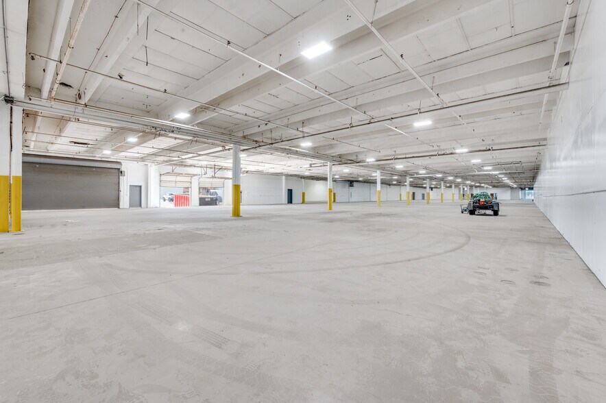 More Photos Of 1000 W Crosby Rd, Carrollton Warehouse For Lease