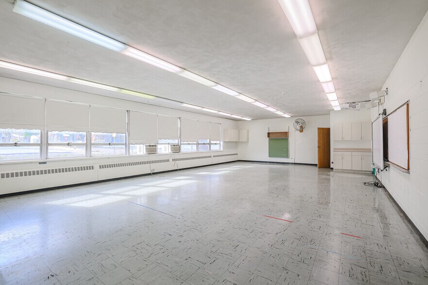 More Photos Of 331 George St, West Chicago Schools For Lease