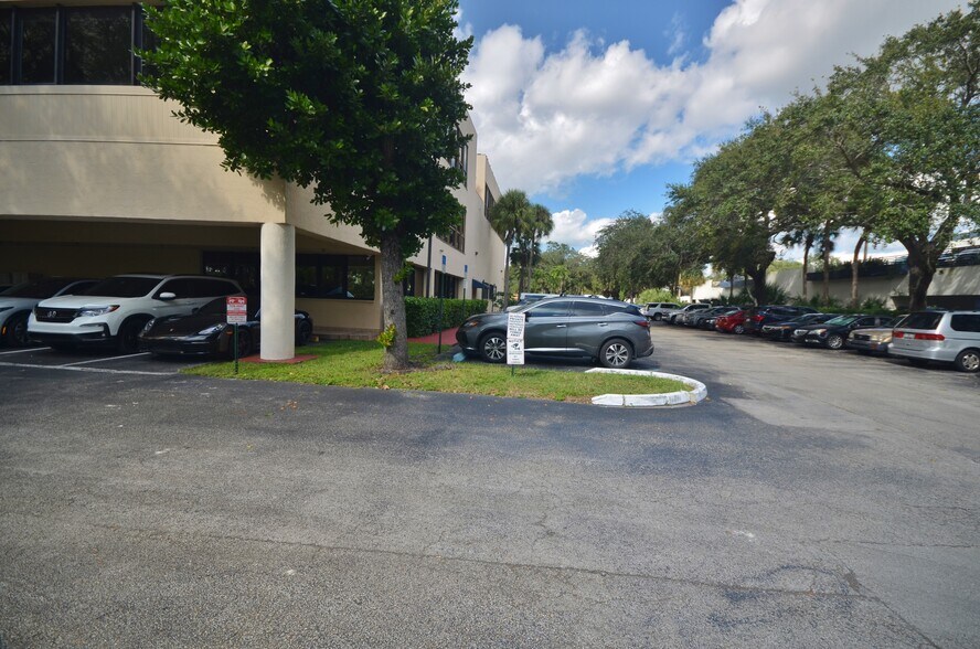 More Photos Of 14100 Palmetto Frontage Rd, Miami Lakes Office Residential For Lease
