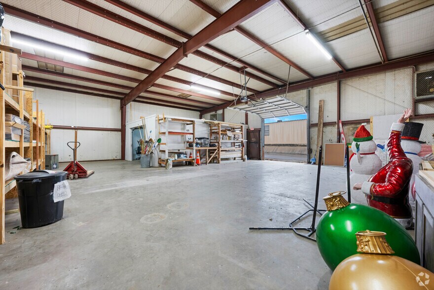 More Photos Of 910 S Cedar Ridge Dr, Duncanville Freestanding For Sale