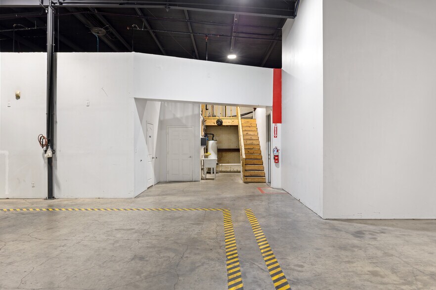 More Photos Of 1201 S Commercial Blvd, Arlington Warehouse For Lease