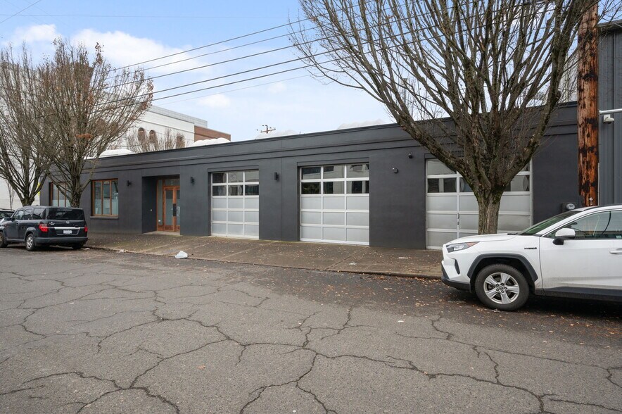 More Photos Of 1632 NW Thurman St, Portland Showroom For Lease