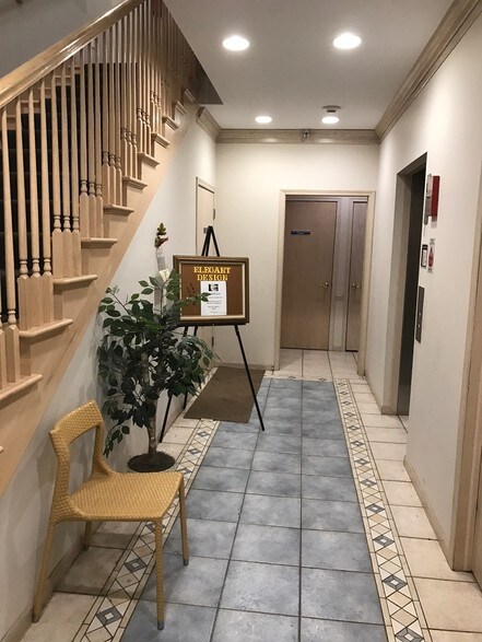 More Photos Of 27W130 Roosevelt Rd, Winfield Office For Sale