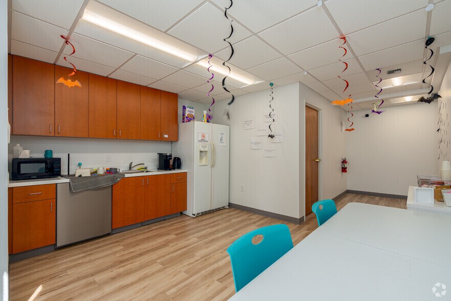 More Photos Of 7501 Hospital Dr, Sacramento Medical For Lease