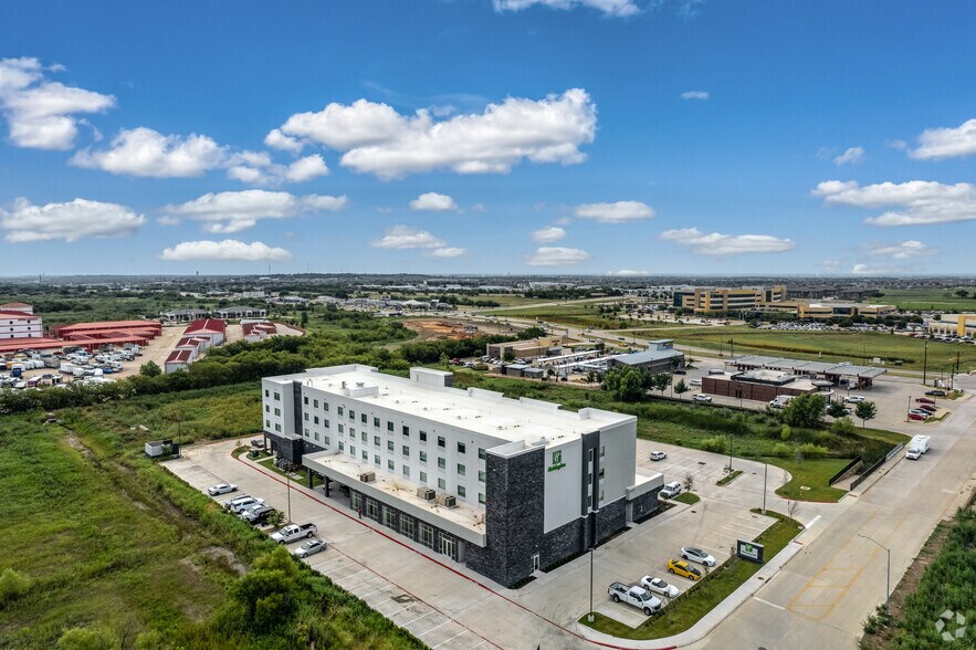 More Photos Of 11120 Moriah Dr, Fort Worth Hotel For Lease