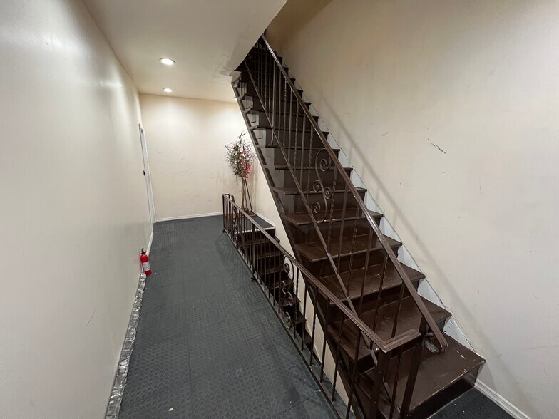 More Photos Of 839 Elizabeth Ave, Elizabeth General Retail For Sale