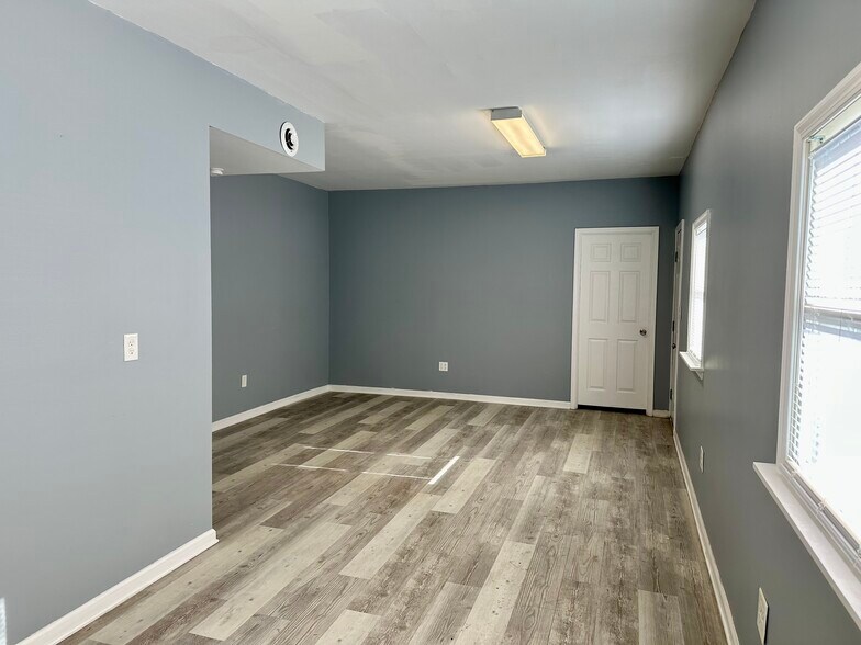 More Photos Of 80 Beauchamp Dr, Elkton Flex For Lease