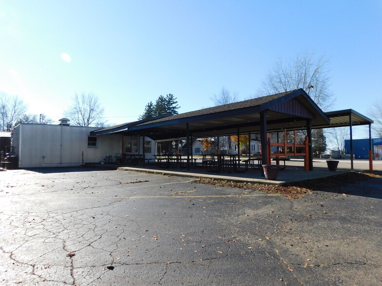 More Photos Of 606 N Jefferson St, Silver Lake General Retail For Sale