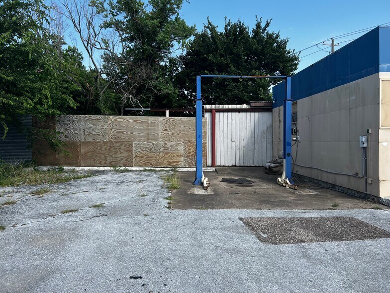 More Photos Of 1200 E Mulberry St, Angleton Auto Repair For Sale