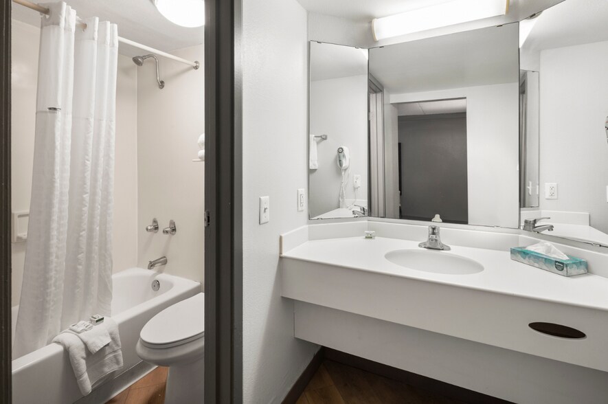 More Photos Of 911 S 48th St, Tempe Hotel For Sale