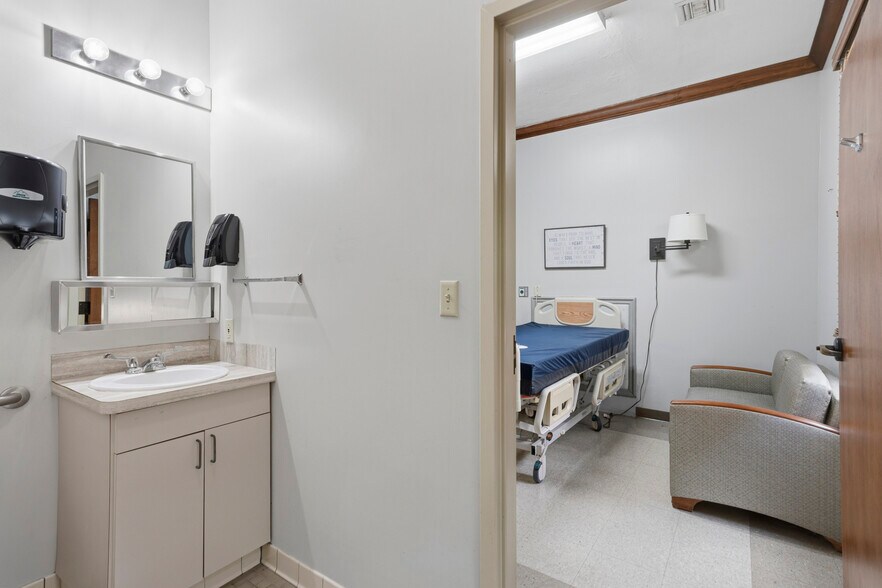 More Photos Of 450 Towne Center Blvd, Ridgeland Skilled Nursing Facility For Sale