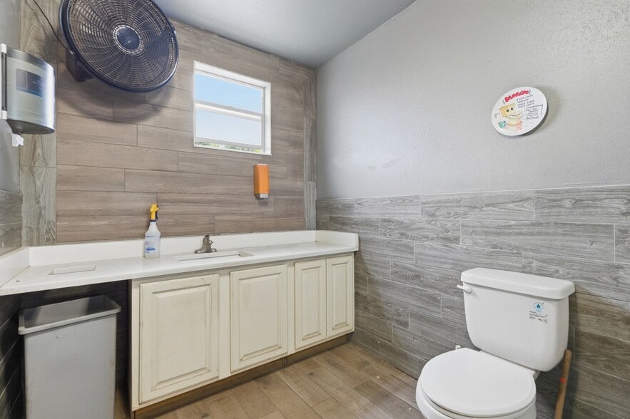 More Photos Of 6512 Old Cheney Hwy, Orlando Industrial For Sale