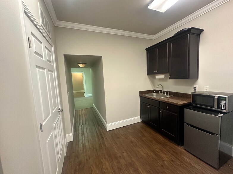 More Photos Of 327 Dahlonega St, Cumming Office For Lease
